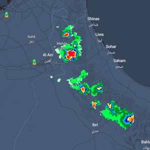 سلطنة عُمان - 2:30م | سحب رعدية على أجزاء من جبال الحجر وأمطار رعدية غزيرة في بعض المناطق