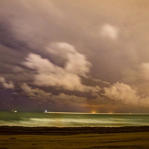 سُحب منخفضة وأمطار خفيفة محتملة على سواحل بحر عُمان 