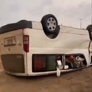 بالفيديو | اعصار قمعي يقلب مركبة ويهدم سوراً ويُلحق أضراراً في جزيرة فرسان! 