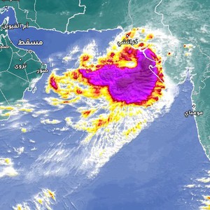 بيبارجوي .. حالة مدارية تنذر بكارثة في الهند والباكستان و3 قتلى حتى الساعة والسلطات تجلي 100 ألف شخص