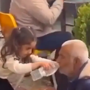 فيديو خطف القلوب لطفلة عراقية تسقى مشردا بيديها بكل براءة