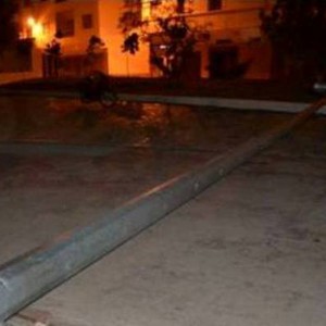 بالصورة: سقوط عمود للكهرباء بماركا الجنوبية بسبب قوة الرياح