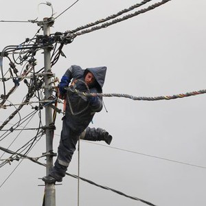 الكهرباء الأردنية: إصلاح 1860 عطلا على شبكات الضغط المنخفض ويجري العمل على تركيب أعمدة جديدة بدلا من التالفة
