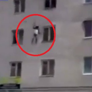 بالفيديو: أم روسية تلقي بطفلتيها من الطابق الرابع لإنقاذهن من الحريق
