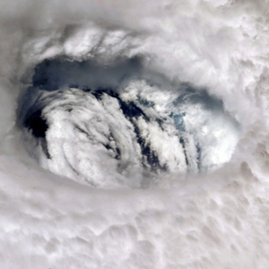 بالفيديو | مشهد مهيب للحظة اقتحام طائرة مجهزة لعين اعصار ايدا المرعب