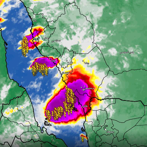 السعودية 6:00 صباحاً | لليوم الثاني على التوالي .. سحب ماطرة بغزارة تؤثر على فرسان وسواحل جازان وعسير