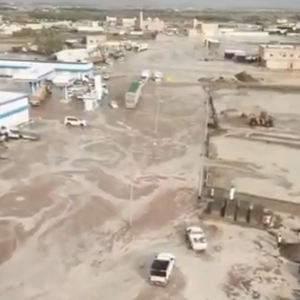 بالفيديو | سيول منقولة تاريخية تداهم المنازل والطرق الرئيسية غرب بيشه! 