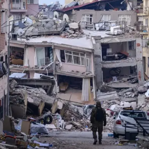 زلزال عنيف بقوة 7.6 يضرب الفلبين