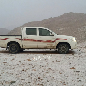 للمرة الأولى هذا الموسم: الثلوج تتساقط على جبل اللوز بمنطقة تبوك