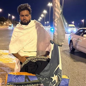 بعد 240 يومًا.. الرحّالة الباكستاني يصل إلى مكة رافعاً علم السعودية لأداء مناسك العمرة والحج