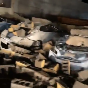 شاهد الفيديو - السعودية | الرياح القوية تسبب بسقوط جدار على عدد من المركبات بنجران وتلحق بها أضرار جسيمة