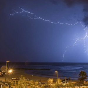 Live broadcast from Arab Weather correspondents of rain and lightning in Aqaba Governorate