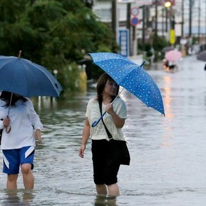 6 اصابات جراء إعصار وفيضانات وسط اليابان