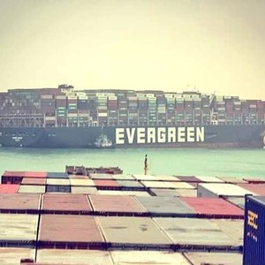 تحويل حركة السفن في قناة السويس ومحاولات مستمرة لتحرير السفينة العالقة بعد جنوحها أمس جراء الأحوال الجوية