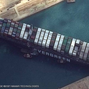 مؤشرات على انتهاء أزمة السفينة العالقة في قناة السويس