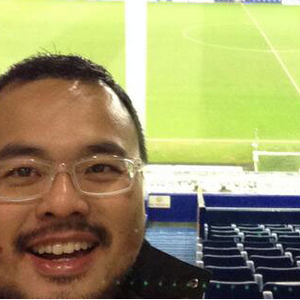 بالصور :نهاية سعيدة لأتعس مُشجع في تاريخ كُرة القدم .. والطقس هو السبب