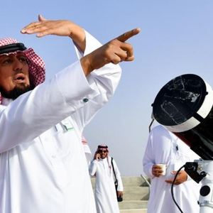 بالفيديو | اللحظة التي أعلن فيها إمام الحرم خطأ بداية رمضان 1404هـ… وانتهى 28 يوم فقط!