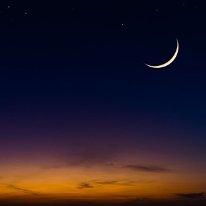 طقس العرب | هلال ذو الحجة وُلد صباح اليوم وفرص رؤيته بعد الغروب مرتفعه