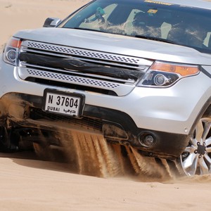 سلاح الجو ينقذ مواطنين علقت مركبتهما في صحراء الشارقة 