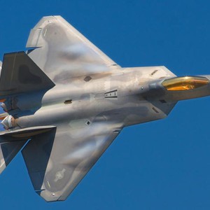 هكذا تغّلب إعصار مايكل على أقوى وأغلى مقاتلة في العالم و دمر 17 طائرة منها خلال ساعة واحدة! 