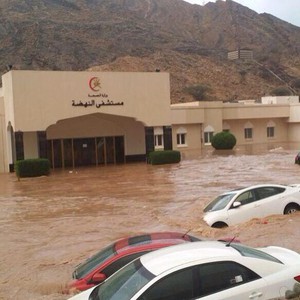 بالفيديو | أمطار غزيرة مفاجئة تغرق بعض طرق وأحياء العاصمة العمانية قبل قليل