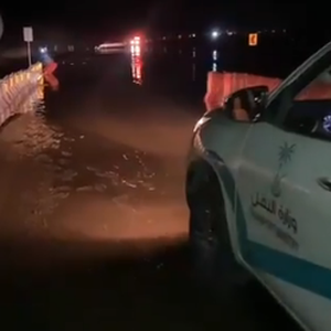 بالفيديو | لحظة إغلاق طريق"بيشه - خميس مشيط بسبب السيول" قبل قليل