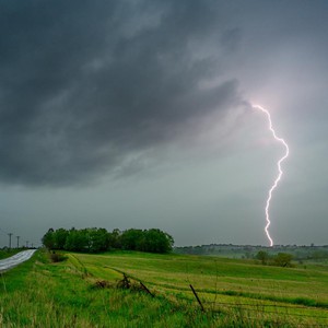 سلطنة عُمان والإمارات | تجدد الأمطار الرعدية على سلسلة جبال الحجر وجبال الإمارات يوم الأحد