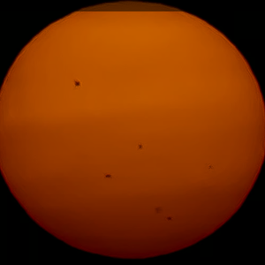 رصد 7 بقع شمسية عملاقة من سماء السعودية.. إحداها تتجاوز 290 مليون كم²