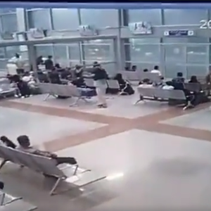 بالفيديو | عاصفة رعدية ورياح هابطة قوية تطيح بالواجهة الزجاجية لمطار عدن الدولي