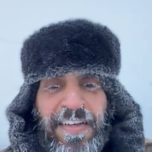 من أبرد منطقة في العالم | السعودي دخيل المطرفي وقد تجمد وجهه .. "أبشركم الأمور طيبة!"