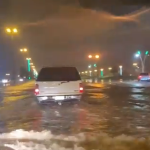 بالفيديو | الحالة الماطرة "تروية" تضرب الأفلاج بعواصف رعدية وأمطار شديدة الغزارة وتغرق طرقاتها