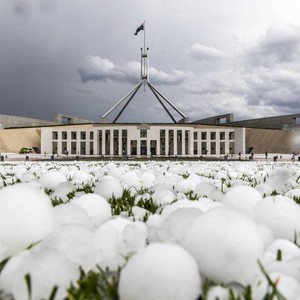 بالفيديو | محافظة رنية التابعة لمنطقة مكة تتعرض لعاصفة بردية هائلة والأرض تكتسي بالثوب الأبيض