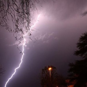 العراق تحت الامطار الرعدية الغزيرة إعتباراً من مساء الأحد وتحذيرات من خطر الفيضانات