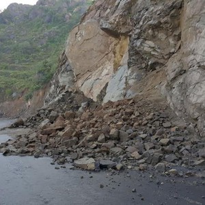 جبال فيفاء.. انهيارات صخرية بسبب الأمطار الغزيرة 