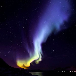 ظُهور الشفق القطبي باللون الأزرق بشكل نادر في سماء النرويج