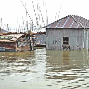 سيول وانهيارات أرضية تقتل 23 في بنجلادش