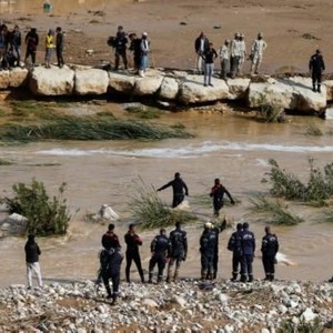 بالفيديو... انقاذ طفل حاصره سيل مياه بالكرك والبحث جار عن عالقين اخرين 