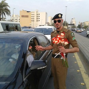 بمناسبة العودة للمدارس.. مرور المدينة يوزّع الورود والهدايا على الطلاب