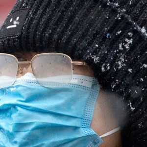 طرق لحل مشكلة الضباب على النظارات أثناء ارتداء الكمامة في فصل الشتاء