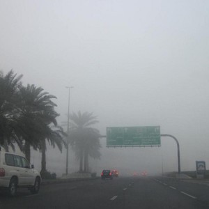 الضباب في الإمارات يربك حركة الطيران بمطار أبو ظبي 