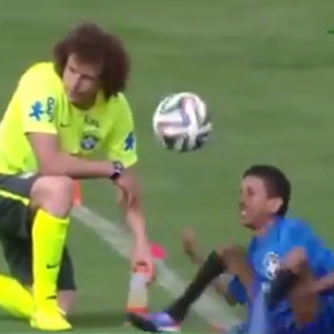 طفل ماهر بكرة القدم على الرغم من إعاقته (فيديو)