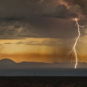 الأردن | بث مباشر للأمطار الرعدية النادرة في جنوب المملكة