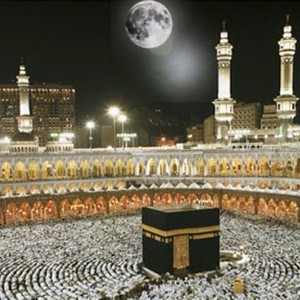 القمر يتعامد على الكعبة المشرفة يوم الأربعاء للمرة الثانية هذا العام