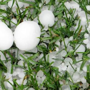 بالفيديو | عاصفة رعدية  قوية وتساقط البَرد بأحجام هائلة ونادرة على المجاردة شمال عسير .. شاهد الان