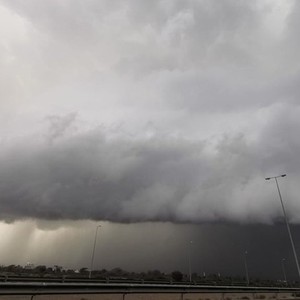 بالفيديو | جبال الحجر تحت المطر من جديد وهواة الطقس يرصدون الحدث