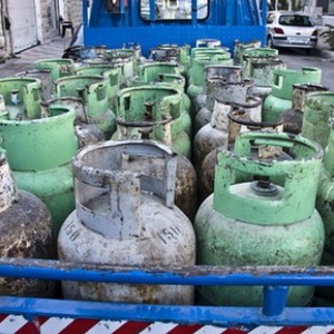 تدهور مركبة لنقل الغاز على طريق ياجوز