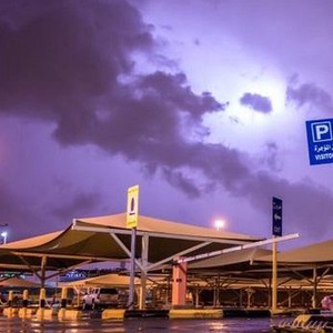 بالفيديو | ليلة شتوية رعدية ماطرة بامتياز تعيشها الرياض مع أول أيام رمضان .. شاهد أجمل المقاطع