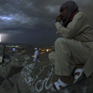 صورة نادرة لصاعقة رعدية مُلتقطة من غار حراء بمكة المُكرمة 