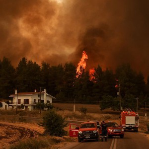 حرائق اليونان تخرج عن السيطرة وتسفر عن سقوط ضحايا ودمار بالممتلكات