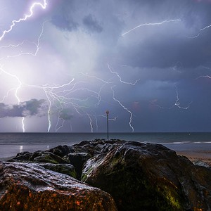 السعودية - 8:30م | تنبيه من تواصل الأمطار الرعدية الغزيرة على جازان ونجران وأجزاء من عسير هذه الليلة